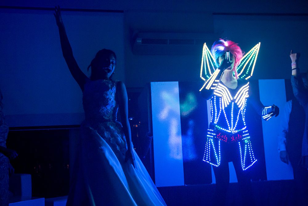 Shows y Animacin - Foto N: 1 de shows y animacin de Lady Leds - Show cantado con traje LED