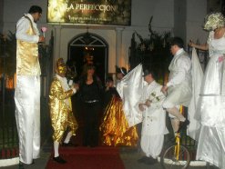  5% Off en Personajes de Recepcin - Zancos de Gala
